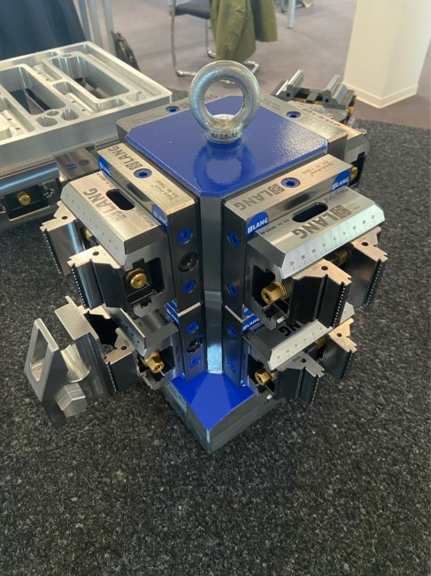 0-Punkt-Platten von LANG Technik auf einem 4-Seiten-Spannturm
