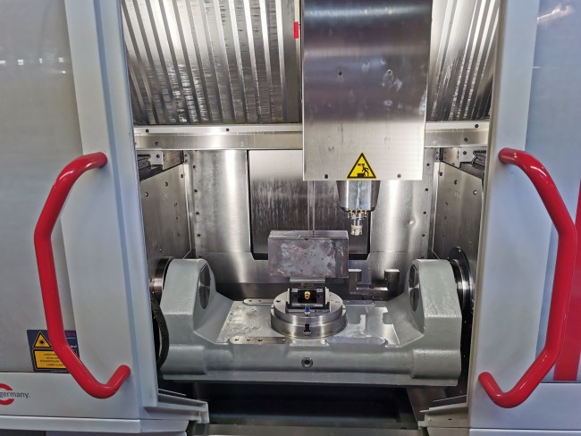 L´étau d´usinage serré dans un système de serrage à point zéro de LANG Technik