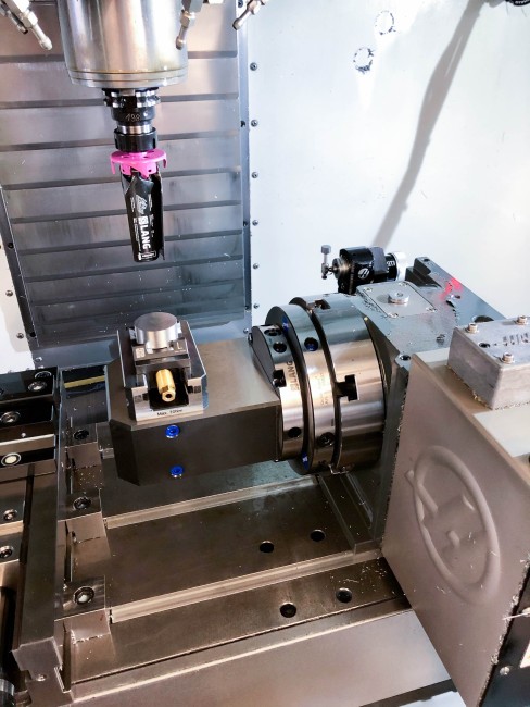 Makro 4Grip clamping jaws from LANG Technik for clamping round components in a machine tool