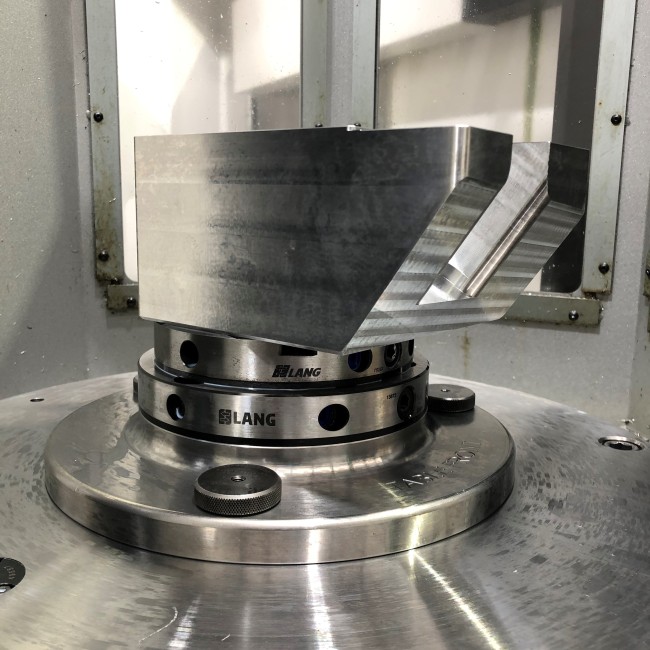 Nullpunktplatten vom Spannsysteme-Hersteller LANG spart Rüstzeit in einer CNC-Fräsmaschine