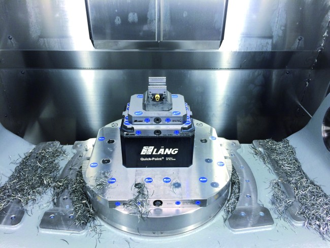 L´étau auto-centrant maintenu en toute sécurité sur une réhausse point zéro de LANG Technik