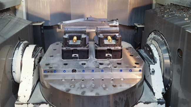 L´étau de centrage maintenu en toute sécurité sur une réhausse point zéro de LANG Technik
