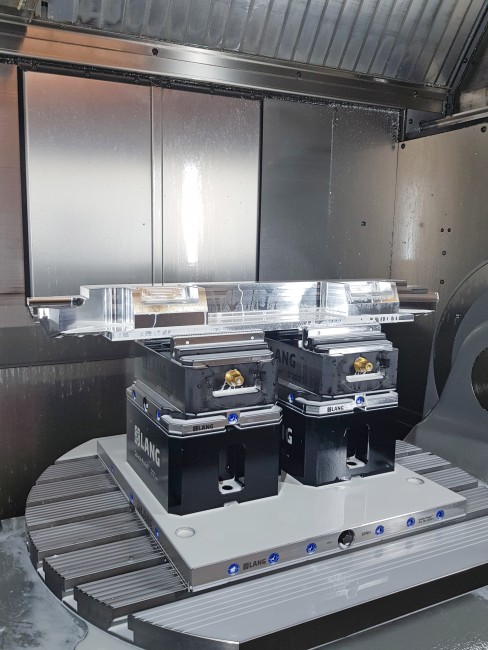 L´étau d´usinage maintenu en toute sécurité sur une réhausse point zéro de LANG Technik