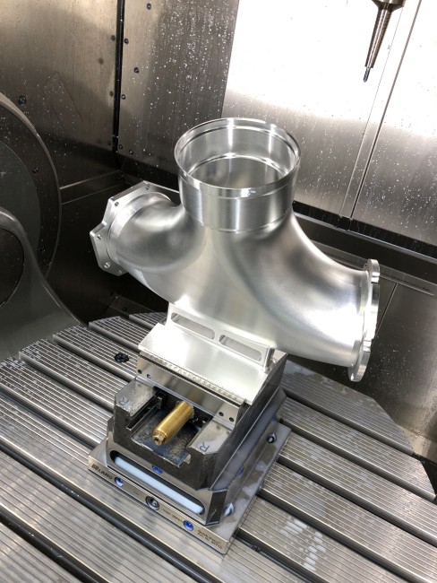 L´étau 5 axes positionné avec précision sur une plaque point zéro de LANG Technik