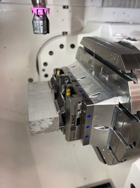 L´étau 5 axes maintenu en toute sécurité sur une plaque point zéro de LANG Technik