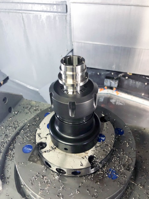 Nullpunktplatten vom Spanntechnikexperten LANG spart Rüstzeit in einer CNC-Fräsmaschine