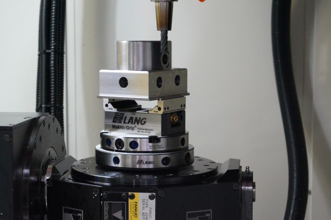 Nullpunktspannsystem vom Spanntechnikexperten LANG spart Rüstzeit in einer CNC-Fräsmaschine