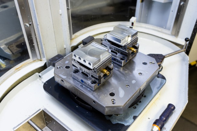 0-Punkt-Platten von LANG Technik mit Makro-Grip Schraubstöcken in der Mehrfachspannung