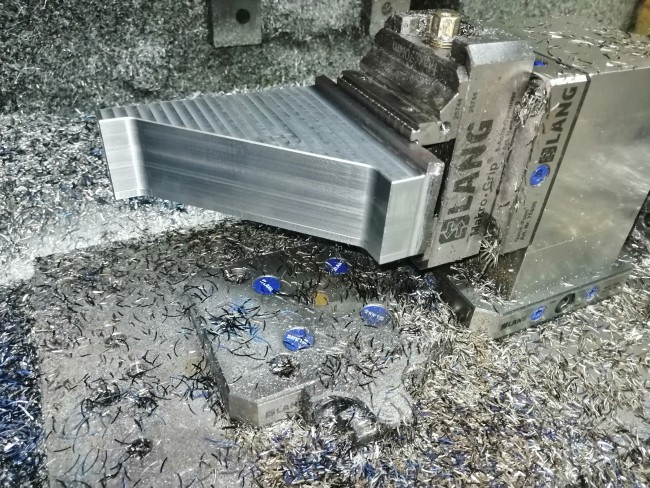 0-Punkt-Platte von LANG Technik für die Rohteilbearbeitung auf kundeneigenem Spannturm