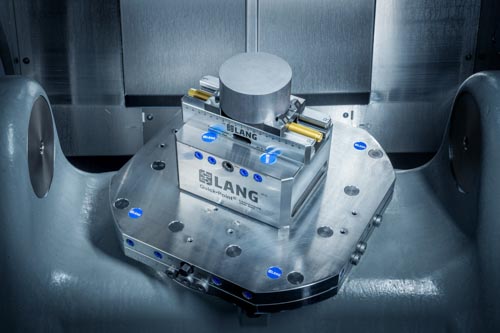 Clamping round workpieces with the Makro•4Grip on a Hermle milling machine.