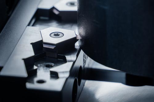 The stamping insert of a Makro•4Grip stamping jaw on the workpiece.