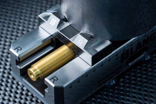 Form-fit clamping of a pre-formed cylindrical blank and a Makro•4Grip clamping jaw.
