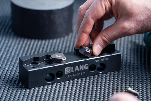 Positioning of Makro•4Grip stamping inserts in a stamping jaw.